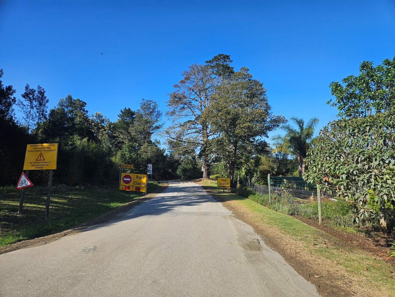 Road closure signs on MR355 at km10.4 (from Wilderness)