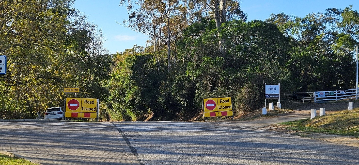 Road closure signs on MR355 at km5.0 (from George)