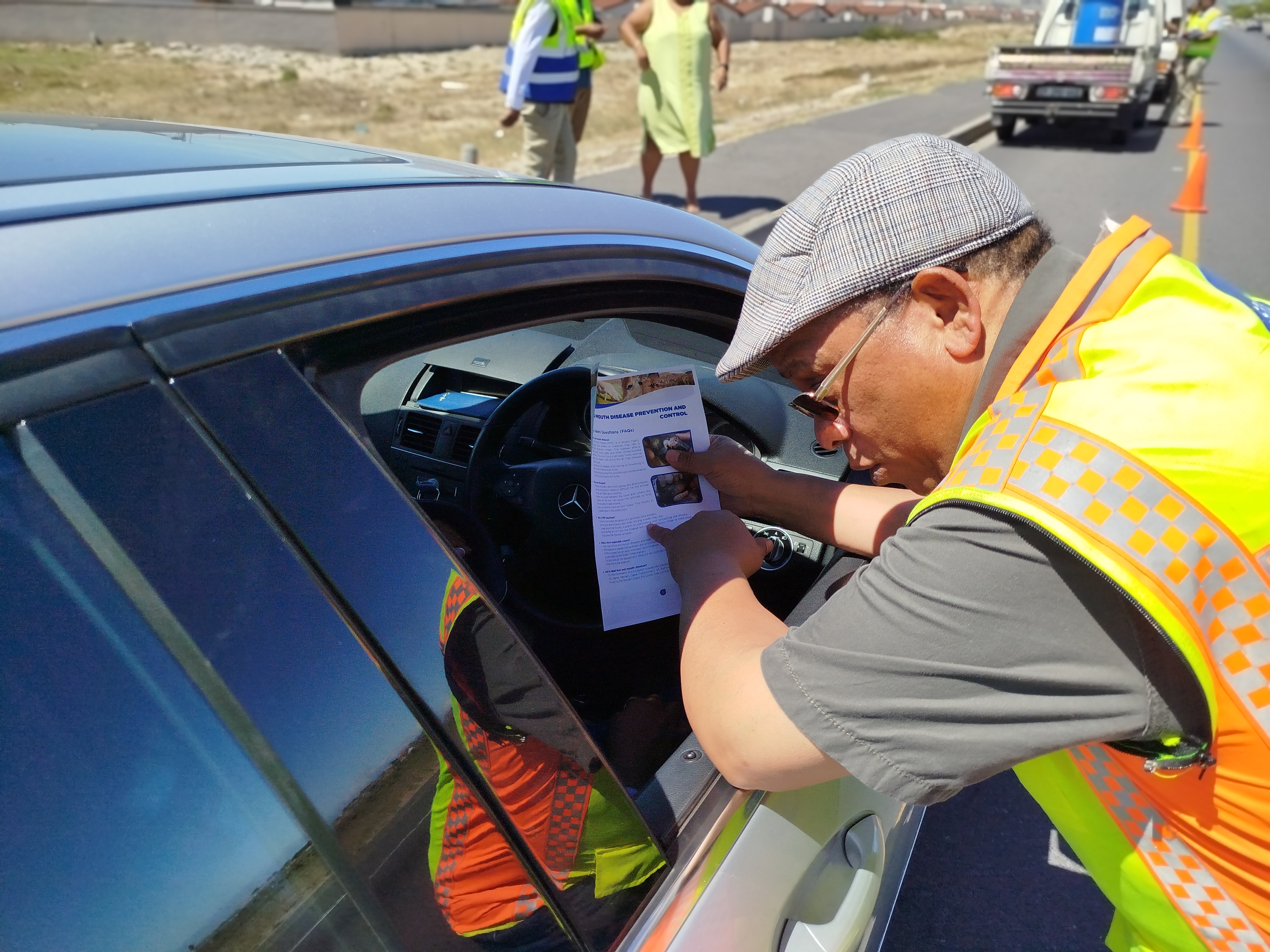 Minister Meyer sharing FMD Inforamtion at traffic control check on Stellnbosch Arterial Rd