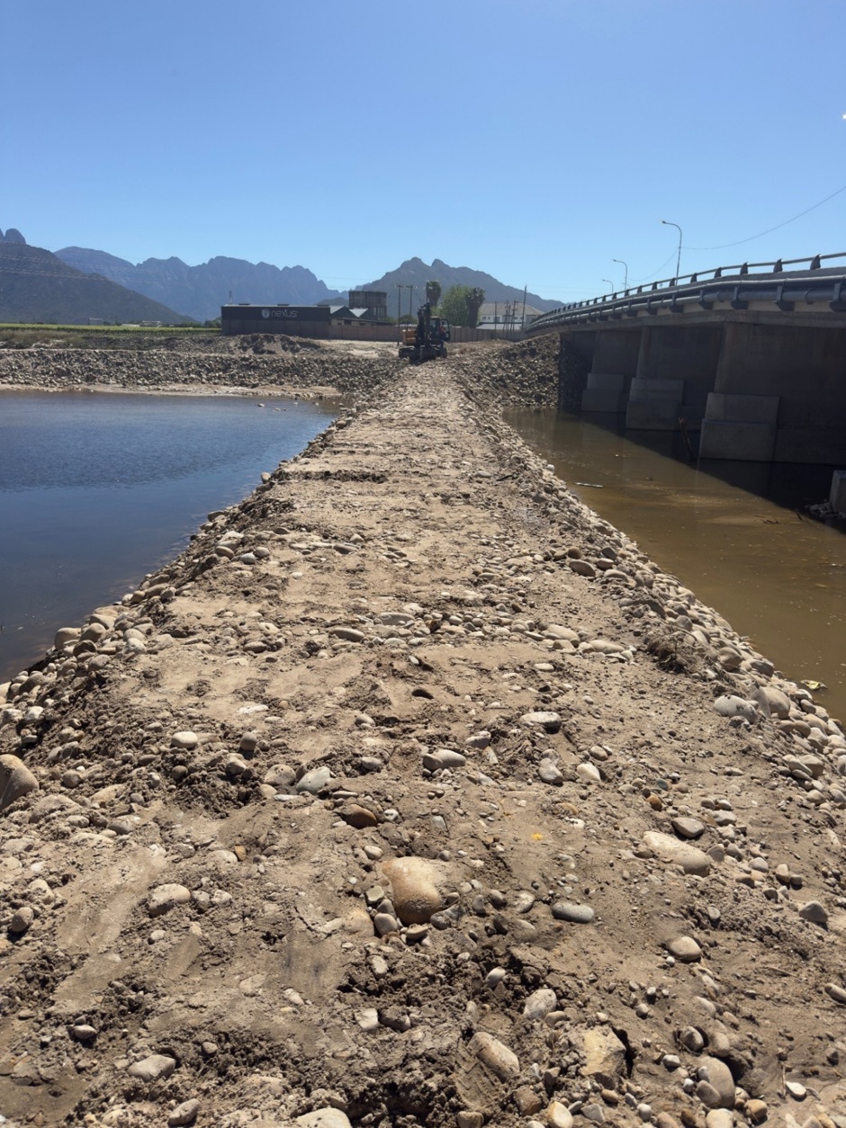 Construction of the berm for the temporary pedestrian crossing across the Smalblaar River