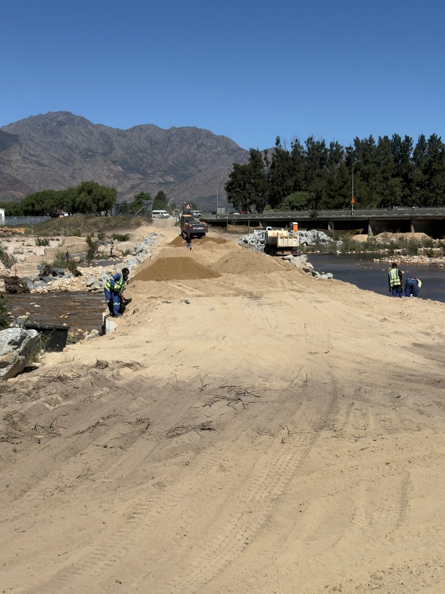 Construction of the temporary low-level vehicle crossing over the Smalblaar River