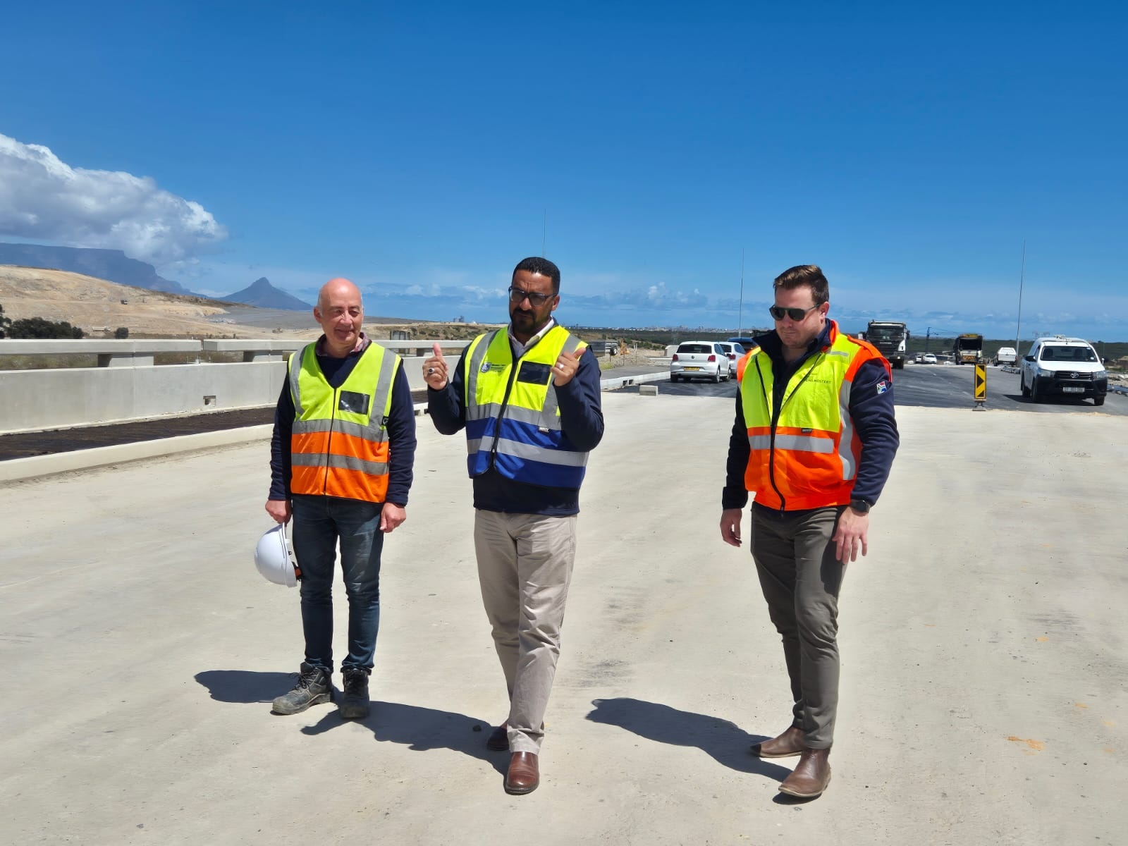 Min Simmers, Dawie Malan (Hatch Engineering, left), and DOI contract coordinator Louwrens Mostert (right)