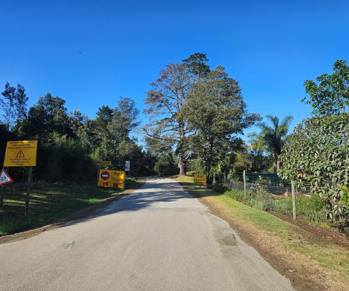 Road closure signs on MR355 at km10.4 (from Wilderness)