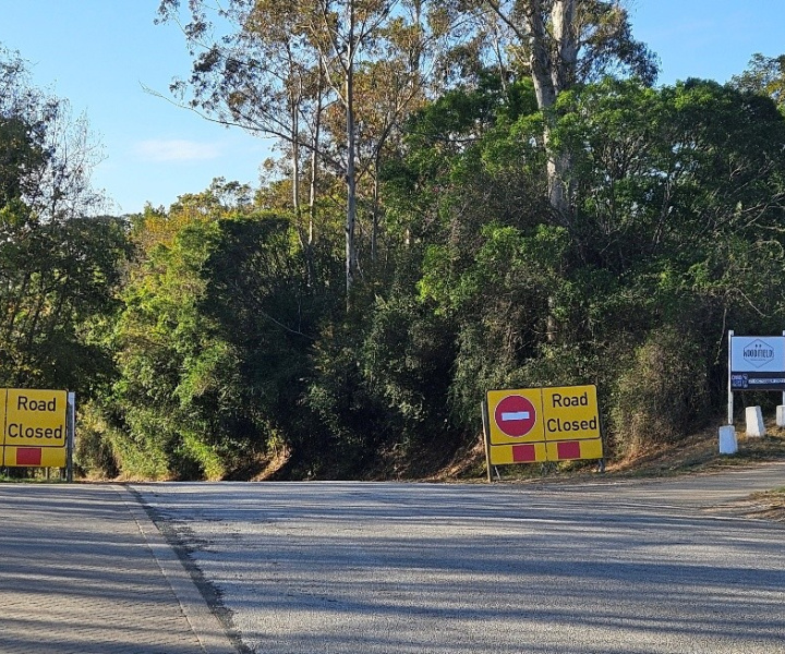 Road closure signs on MR355 at km5.0 (from George)