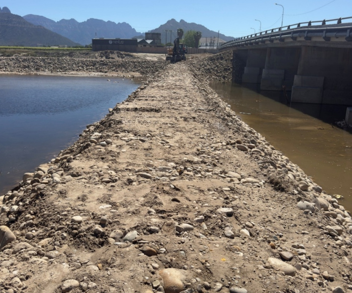 Construction of the berm for the temporary pedestrian crossing across the Smalblaar River