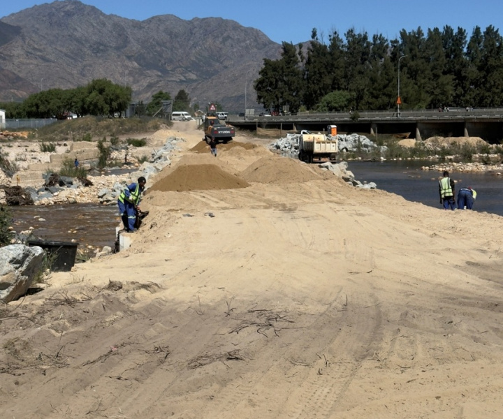 Construction of the temporary low-level vehicle crossing over the Smalblaar River