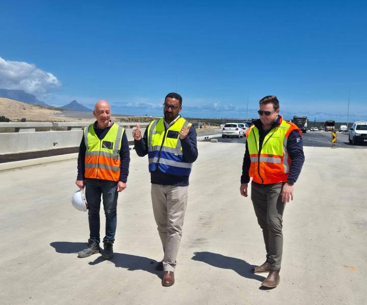 Min Simmers, Dawie Malan (Hatch Engineering, left), and DOI contract coordinator Louwrens Mostert (right)