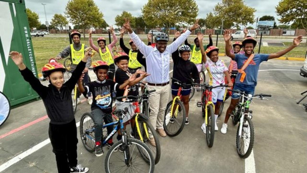 Minister Mackenzie hands over bicycles