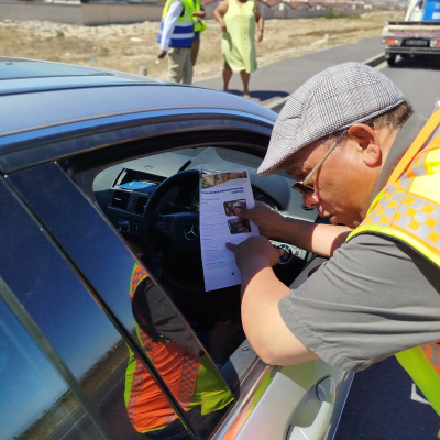 Minister Meyer sharing FMD Inforamtion at traffic control check on Stellnbosch Arterial Rd