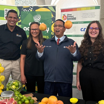 Minister Meyer enjoys a lighter moment with representatives of the citrus organisation