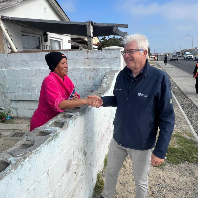 Premier Winde engaging with a Tafelsig resident