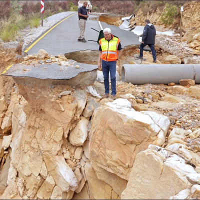 Premier Winde assessing Uitkyk Pass