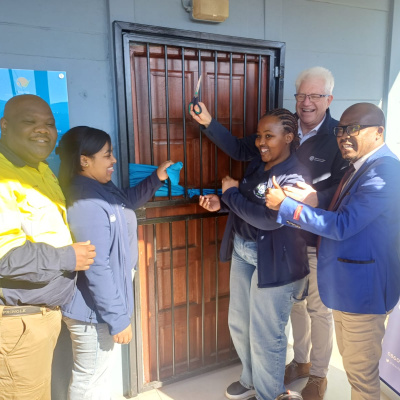 Premier Winde, Knysna Executive Mayor and employees of the new Rheenendal eCentre officially opening the facility