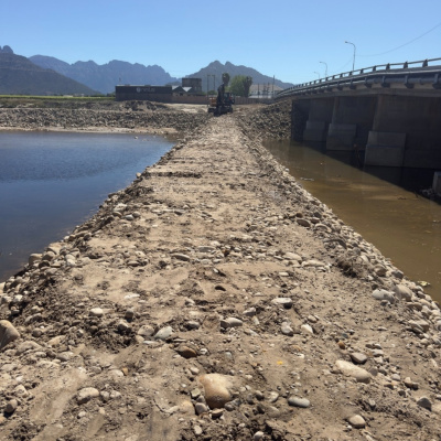 Construction of the berm for the temporary pedestrian crossing across the Smalblaar River